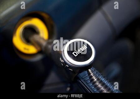 Voiture est le plein avec du diesel à la station de remplissage, l'image symbolique d'interdictions de diesel diesel diesel, scandale, porte, Allemagne Banque D'Images