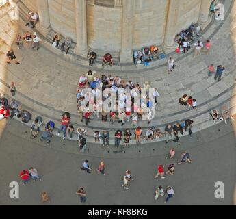 Les gens qui attendent dans l'ombre de la tour de Pise, Pise, Toscane, Italie Banque D'Images