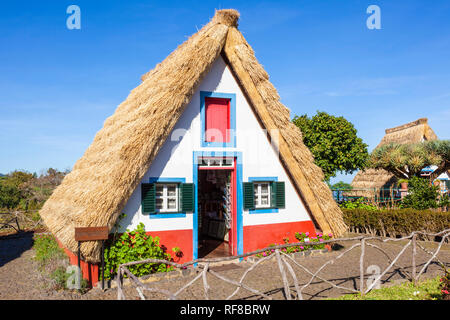 Maison traditionnelle de Madère Palheiro Santana triangulaire à pans une maisons Palheiro Madère Santana Portugal rouge bleu et blanc peint chambre portugais Banque D'Images