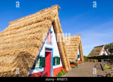 Maison traditionnelle de Madère Palheiro Santana triangulaire à pans une maisons Palheiro Madère Santana Portugal rouge bleu et blanc peint chambre portugais Banque D'Images