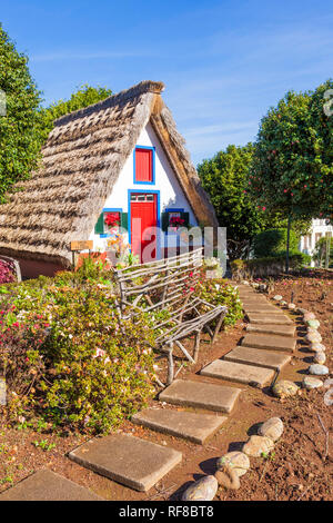 Maison de Palheiro Madère Santana triangulaire à pans traditionnelle une maison Palheiro Madère Santana Portugal rouge bleu et blanc peint chambre portugais Banque D'Images