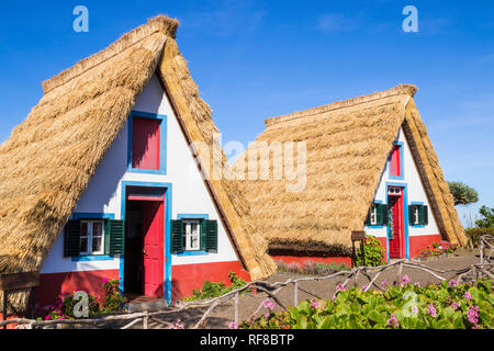 Santana Palheiro Madère traditionnelles maison une triangulaire à pans de bois Maisons Palheiro Madère Santana Portugal rouge bleu et blanc peint chambre portugais Banque D'Images