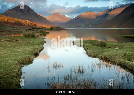 Yewbarrow, Grand Gable, Lingmell et Scafell à partir de l'eau es Banque D'Images