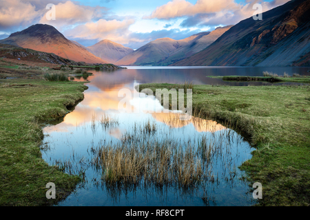 Yewbarrow, Grand Gable, Lingmell, Scafell et les pierriers de l'eau es Banque D'Images