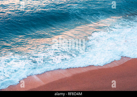 Une vue aérienne de vagues se brisant sur la plage de Kaputas à Antalya. Vue supérieure avec les vagues de l'océan pour atteindre port Banque D'Images