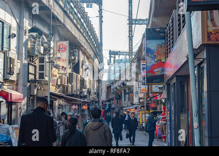 Ueno Chuo Dori, près de la Gare de Ueno. L'une des principale rue commerçante à Ueno. Publicité Texte nom du marché et boutiques du vendeur y compris les vêtements des montres Banque D'Images