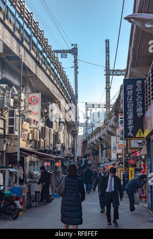 Ueno Chuo Dori, près de la Gare de Ueno. L'une des principale rue commerçante à Ueno. Publicité Texte nom du marché et boutiques du vendeur y compris les vêtements des montres Banque D'Images