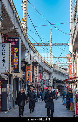 Ueno Chuo Dori, près de la Gare de Ueno. L'une des principale rue commerçante à Ueno. Publicité Texte nom du marché et boutiques du vendeur y compris les vêtements des montres Banque D'Images