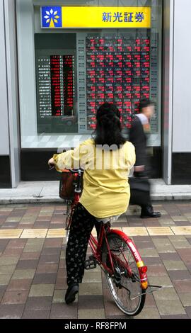 Stock Exchange d'informations qui s'affiche dans une banque dans le quartier financier de Nihombashi Tokyo, Japon, Asie Banque D'Images