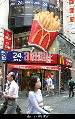 McDonald's restaurant fast food, équipe de signer en caractères japonais, Tokyo, Japon, Asie Banque D'Images