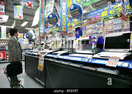 Magasin d'électronique de vente d'ordinateurs, téléphones mobiles, de la musique, du matériel, des télévisions, caméras, etc. à Tokyo, Japon, Asie Banque D'Images