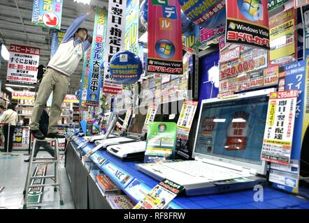 Magasin d'électronique de vente d'ordinateurs, téléphones mobiles, de la musique, du matériel, des télévisions, caméras, etc. à Tokyo, Japon, Asie Banque D'Images