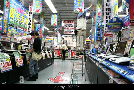 Magasin d'électronique de vente d'ordinateurs, téléphones mobiles, de la musique, du matériel, des télévisions, caméras, etc. à Tokyo, Japon, Asie Banque D'Images