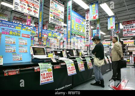 Magasin d'électronique de vente d'ordinateurs, téléphones mobiles, de la musique, du matériel, des télévisions, caméras, etc. à Tokyo, Japon, Asie Banque D'Images