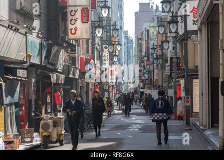 Ueno Chuo Dori, près de la Gare de Ueno. L'une des principale rue commerçante à Ueno. Publicité Texte nom du marché et boutiques du vendeur y compris les vêtements des montres Banque D'Images