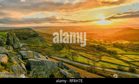 Coucher du soleil à Curbar Edge dans le Peak District National Park Banque D'Images