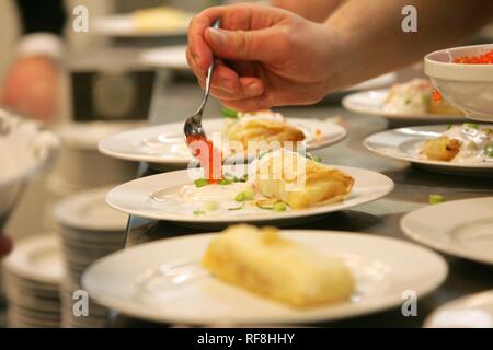 La préparation d'un des fruits de mer-en-pâte feuilletée plat à un restaurant de cuisine en Allemagne, Europe Banque D'Images