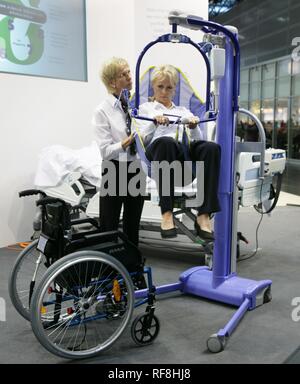 Ascenseur pour personnes handicapées à Medica 2007, world's biggest trade show pour l'équipement médical et de technologies, Duesseldorf Banque D'Images