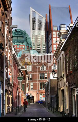 Plein Square, du quartier des affaires skyline en contraste avec l'architecture historique en centre-ville, La Haye, Pays-Bas Banque D'Images