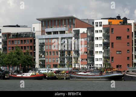 Appartement moderne de bâtiments sur l'île de Java, île de la rivière IJ, Amsterdam, Pays-Bas, Europe Banque D'Images