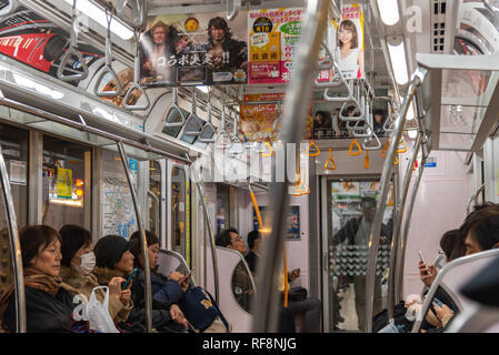 Les passagers dans un train de la gare de Tokyo et aller à la Gare de Ueno. JR est le plus grand des compagnies ferroviaires au Japon. Banque D'Images