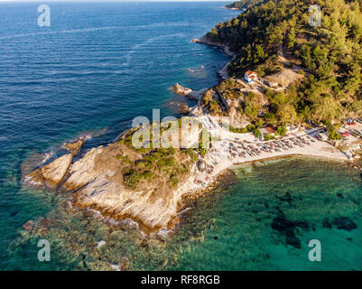 Karnagio bay et près de la plage principale de la ville de Thasos, Limenas vue aérienne Banque D'Images