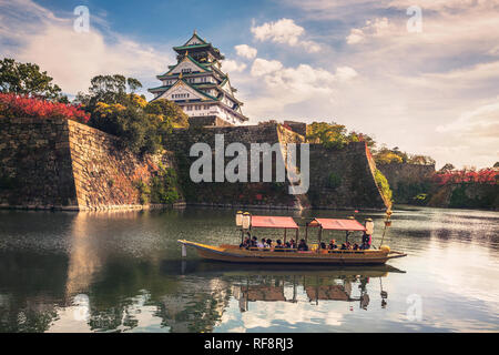 Bateaux touristiques auprès des touristes le long des douves du château d'Osaka, Osaka, Japon Banque D'Images