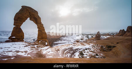 L'hiver est le moment idéal pour visiter Arches National Park dans l'Utah, où le parc est moins bondé et il y a une chance de neige recouvrent le paysage Banque D'Images