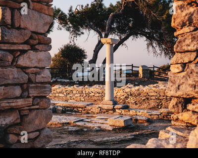 Colonne en pierre dans les ruines de l'ancienne carrière de pierre et de marbre d'Aliki, Thasos port Banque D'Images