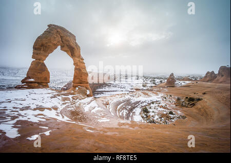 L'hiver est le moment idéal pour visiter Arches National Park dans l'Utah, où le parc est moins bondé et il y a une chance de neige recouvrent le paysage Banque D'Images