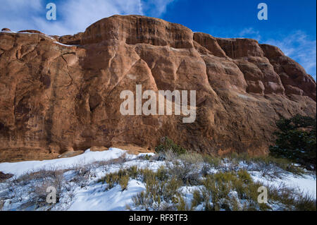 L'hiver est le moment idéal pour visiter Arches National Park dans l'Utah, où le parc est moins bondé et il y a une chance de neige recouvrent le paysage Banque D'Images