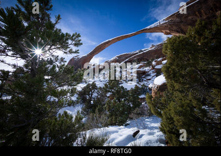 L'hiver est le moment idéal pour visiter Arches National Park dans l'Utah, où le parc est moins bondé et il y a une chance de neige recouvrent le paysage Banque D'Images
