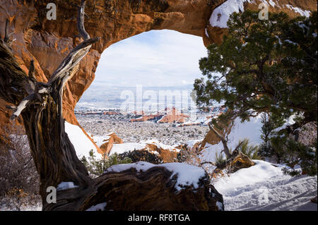 L'hiver est le moment idéal pour visiter Arches National Park dans l'Utah, où le parc est moins bondé et il y a une chance de neige recouvrent le paysage Banque D'Images