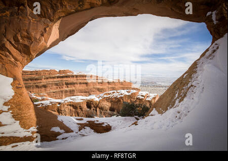 L'hiver est le moment idéal pour visiter Arches National Park dans l'Utah, où le parc est moins bondé et il y a une chance de neige recouvrent le paysage Banque D'Images