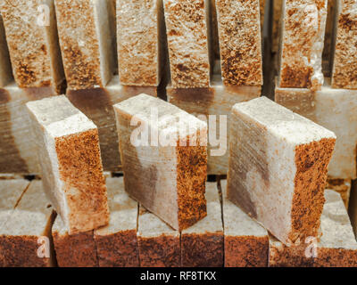 Du savon sur une vitrine. Savon au cèdre et l'huile de cèdre naturel des ingrédients à base de plantes. Savon naturel fabriqué à la main à froid. Exfoliant respectueux de l'environnement Banque D'Images
