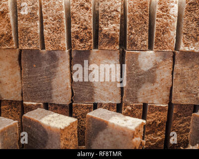 Du savon sur une vitrine. Savon au cèdre et l'huile de cèdre naturel des ingrédients à base de plantes. Savon naturel fabriqué à la main à froid. Exfoliant respectueux de l'environnement Banque D'Images