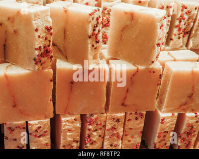 Du savon sur une vitrine. Savon fruits avec de l'huile de cèdre naturel et des ingrédients à base de plantes. Savon naturel fabriqué à la main à froid. Exfoliant respectueux de l'environnement Banque D'Images