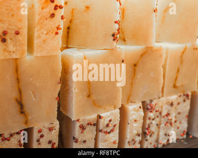 Du savon sur une vitrine. Savon fruits avec de l'huile de cèdre naturel et des ingrédients à base de plantes. Savon naturel fabriqué à la main à froid. Exfoliant respectueux de l'environnement Banque D'Images