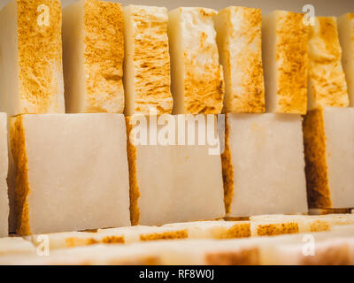 Du savon sur une vitrine. Le curcuma savon à l'huile de cèdre naturel et des ingrédients à base de plantes. Savon naturel fabriqué à la main à froid. Eco-friendly exfoliati Banque D'Images
