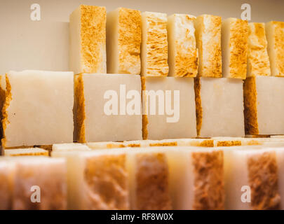 Du savon sur une vitrine. Le curcuma savon à l'huile de cèdre naturel et des ingrédients à base de plantes. Savon naturel fabriqué à la main à froid. Eco-friendly exfoliati Banque D'Images