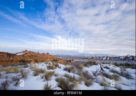 L'hiver est le moment idéal pour visiter Arches National Park dans l'Utah, où le parc est moins bondé et il y a une chance de neige recouvrent le paysage Banque D'Images