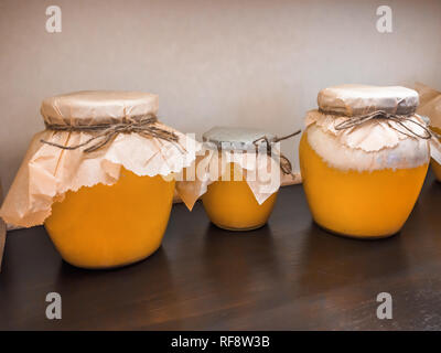 Pots de miel citron confits sur l'étagère en boutique. Vente de miel naturel dans le marché. Production de miel. Banque D'Images