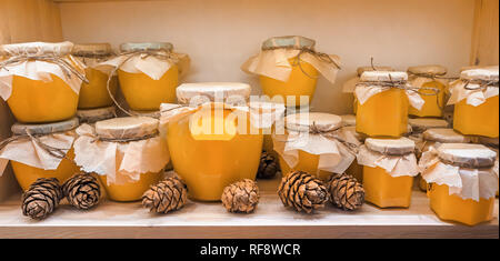 Pots de miel citron confits sur l'étagère en boutique. Vente de miel naturel dans le marché. Production de miel. Banque D'Images
