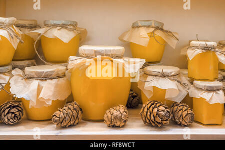 Pots de miel citron confits sur l'étagère en boutique. Vente de miel naturel dans le marché. Production de miel. Banque D'Images