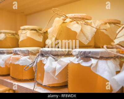 Pots de miel citron confits sur l'étagère en boutique. Vente de miel naturel dans le marché. Production de miel. Banque D'Images