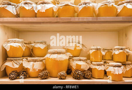 Pots de miel citron confits sur l'étagère en boutique. Vente de miel naturel dans le marché. Production de miel. Banque D'Images