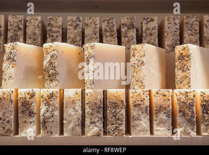 Du savon sur une vitrine. Savon LAVANDE avec de l'huile de cèdre naturel, la térébenthine et des ingrédients à base de plantes. Savon naturel fabriqué à la main à froid. Eco-ami Banque D'Images