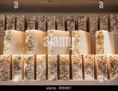 Du savon sur une vitrine. Savon LAVANDE avec de l'huile de cèdre naturel, la térébenthine et des ingrédients à base de plantes. Savon naturel fabriqué à la main à froid. Eco-ami Banque D'Images