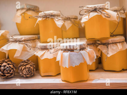 Pots de miel citron confits sur l'étagère en boutique. Vente de miel naturel dans le marché. Production de miel. Banque D'Images
