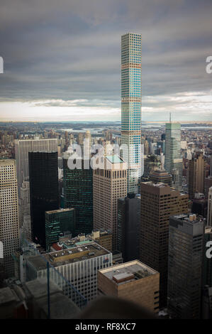 Le haut de la roche du Rockefeller Centre offre un point de vue élevé pour à la recherche sur la ville de New York prises le 12/16/2015. Banque D'Images